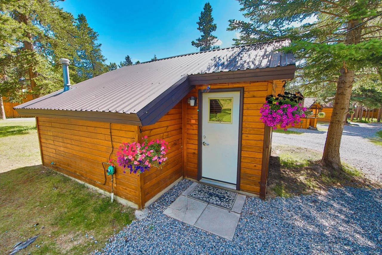 Castle Mountain Chalets Eksteriør billede