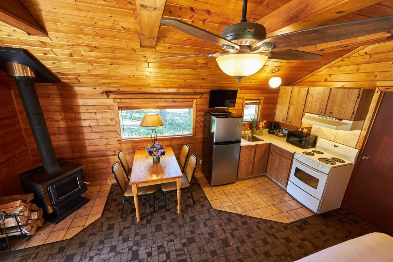 Castle Mountain Chalets Eksteriør billede