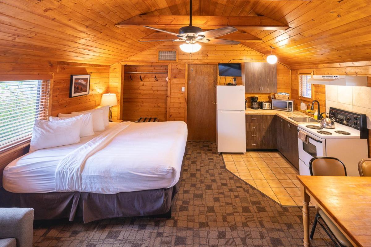 Castle Mountain Chalets Eksteriør billede